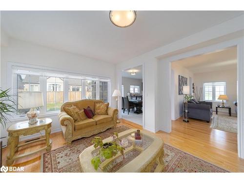 1002 Larter Street, Innisfil, ON - Indoor Photo Showing Living Room