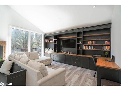 151 Mount Saint Louis Road E, Oro-Medonte, ON - Indoor Photo Showing Living Room