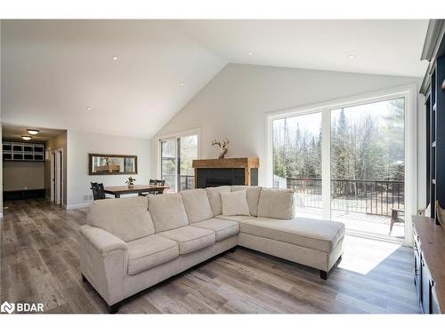 151 Mount Saint Louis Road E, Oro-Medonte, ON - Indoor Photo Showing Living Room