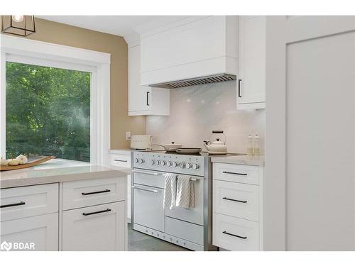 11 Park Trail, Midhurst, ON - Indoor Photo Showing Kitchen