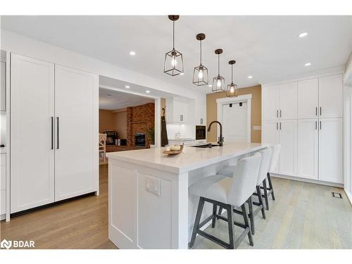 11 Park Trail, Midhurst, ON - Indoor Photo Showing Kitchen With Upgraded Kitchen