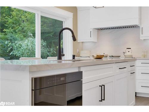 11 Park Trail, Midhurst, ON - Indoor Photo Showing Kitchen