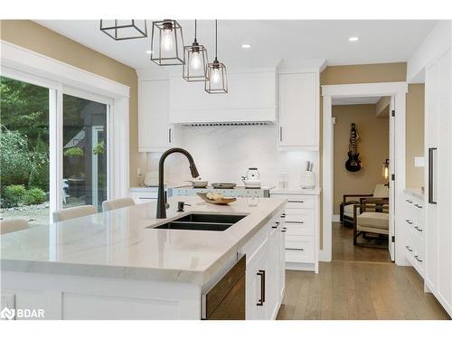 11 Park Trail, Midhurst, ON - Indoor Photo Showing Kitchen With Double Sink With Upgraded Kitchen