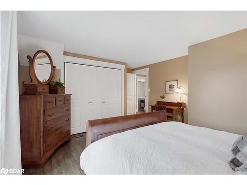 11 Park Trail, Midhurst, ON - Indoor Photo Showing Bedroom