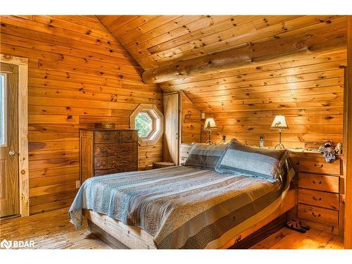 622423 Sideroad 7, Chatsworth, ON - Indoor Photo Showing Bedroom