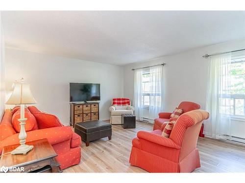 29-360 Blake Street, Barrie, ON - Indoor Photo Showing Living Room