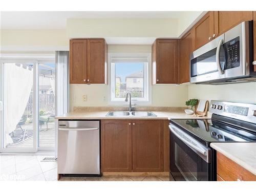 78 Stonemount Crescent, Angus, ON - Indoor Photo Showing Kitchen With Double Sink