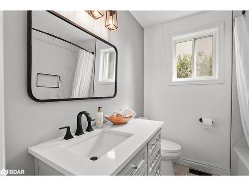 105 Wessenger Drive, Barrie, ON - Indoor Photo Showing Bathroom