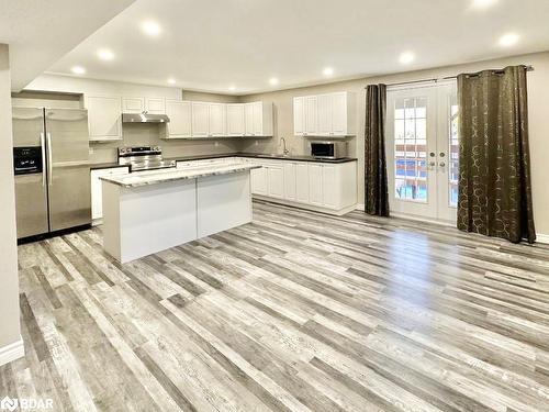 Lower-33 Camelot Square, Barrie, ON - Indoor Photo Showing Kitchen