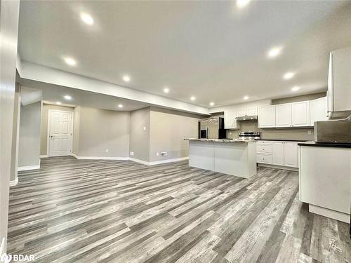 Lower-33 Camelot Square, Barrie, ON - Indoor Photo Showing Kitchen