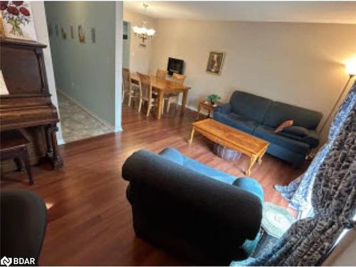 24-65 Dorchester Boulevard, St. Catharines, ON - Indoor Photo Showing Living Room