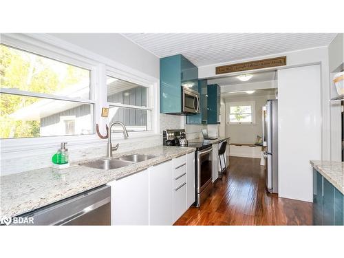 2208 Willard Avenue, Innisfil, ON - Indoor Photo Showing Kitchen With Double Sink With Upgraded Kitchen