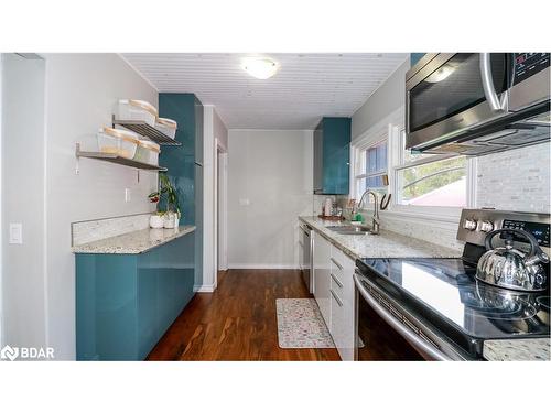 2208 Willard Avenue, Innisfil, ON - Indoor Photo Showing Kitchen