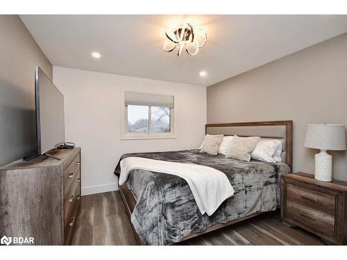 72 Jane Crescent, Barrie, ON - Indoor Photo Showing Bedroom