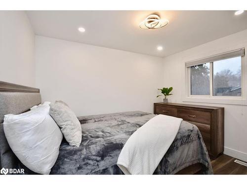 72 Jane Crescent, Barrie, ON - Indoor Photo Showing Bedroom