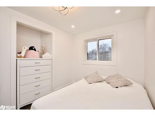 72 Jane Crescent, Barrie, ON - Indoor Photo Showing Bedroom