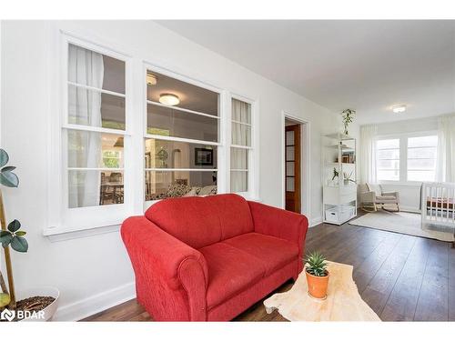 90 Eccles Street N, Barrie, ON - Indoor Photo Showing Living Room