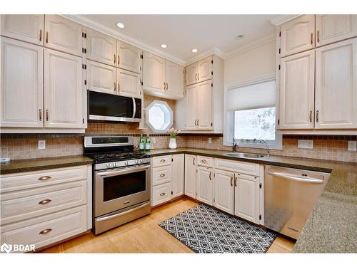 60 Balsam Street, Tiny, ON - Indoor Photo Showing Kitchen