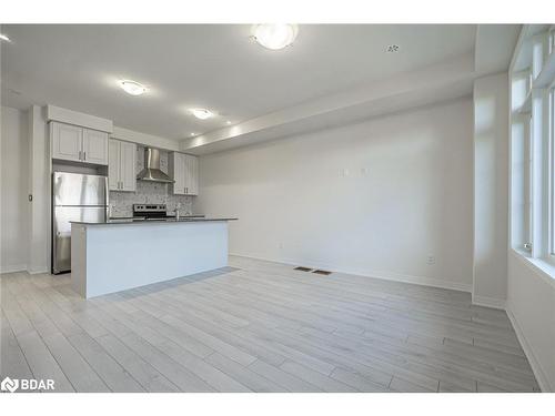 31 Bluebird Lane, Barrie, ON - Indoor Photo Showing Kitchen