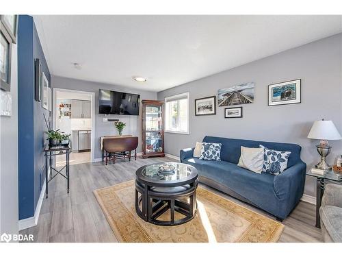 117 Bentley Crescent, Barrie, ON - Indoor Photo Showing Living Room