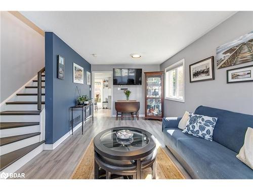 117 Bentley Crescent, Barrie, ON - Indoor Photo Showing Living Room