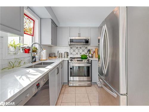 117 Bentley Crescent, Barrie, ON - Indoor Photo Showing Kitchen With Double Sink With Upgraded Kitchen