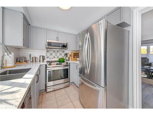 117 Bentley Crescent, Barrie, ON - Indoor Photo Showing Kitchen With Double Sink With Upgraded Kitchen