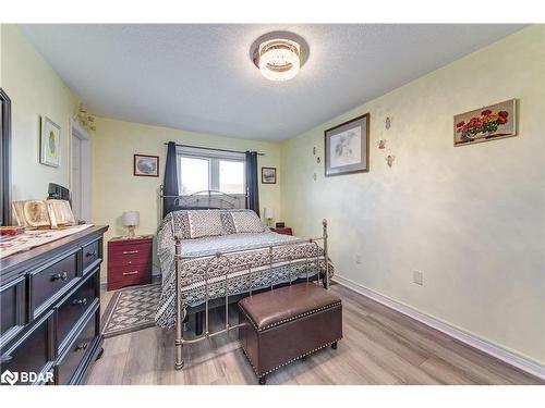 117 Bentley Crescent, Barrie, ON - Indoor Photo Showing Bedroom