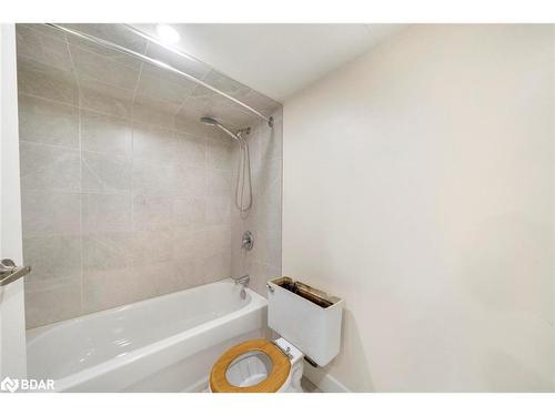 29 Ross Street, Barrie, ON - Indoor Photo Showing Bathroom