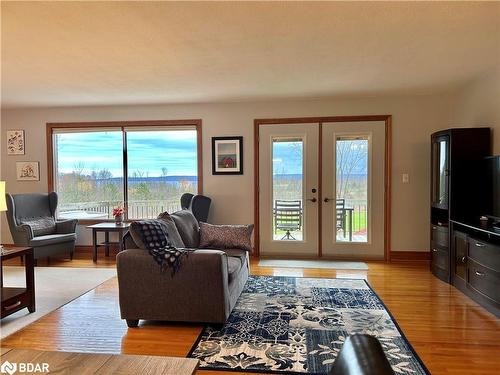 319203 Grey Road 1, Georgian Bluffs, ON - Indoor Photo Showing Living Room