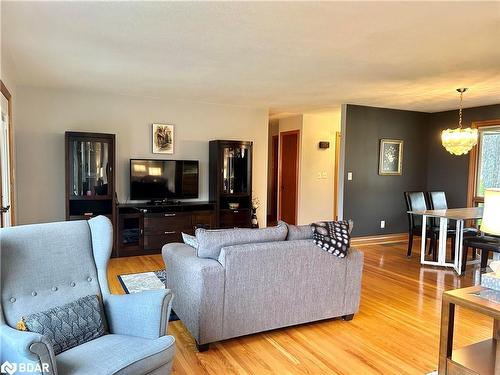 319203 Grey Road 1, Georgian Bluffs, ON - Indoor Photo Showing Living Room