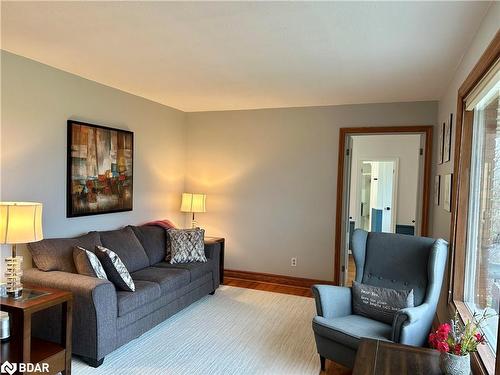 319203 Grey Road 1, Georgian Bluffs, ON - Indoor Photo Showing Living Room