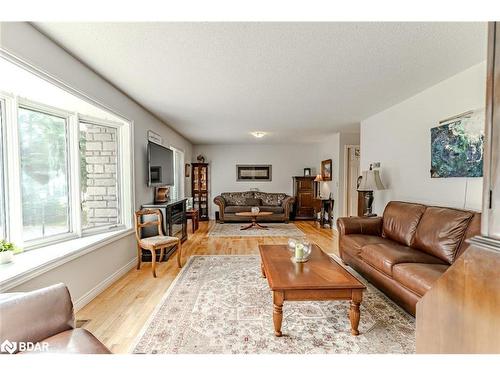 30 The Granite Bluff, Bracebridge, ON - Indoor Photo Showing Living Room