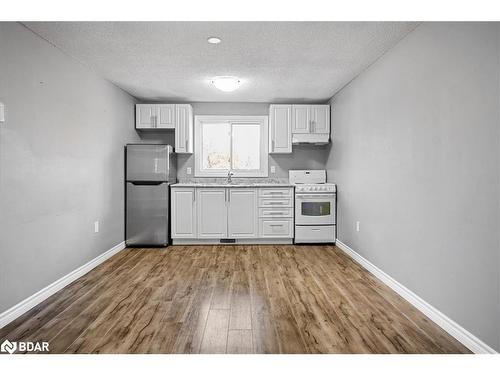 39 Laurie Crescent, Barrie, ON - Indoor Photo Showing Kitchen