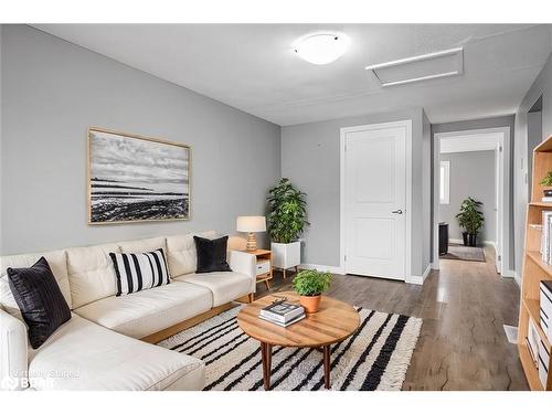 39 Laurie Crescent, Barrie, ON - Indoor Photo Showing Living Room