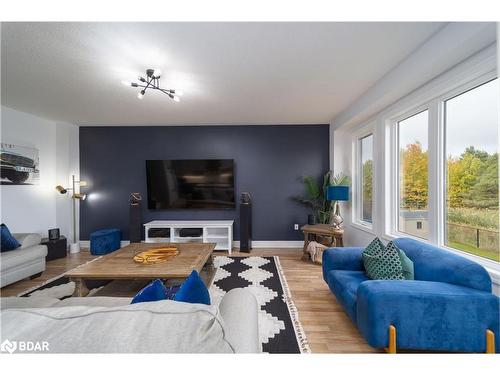 42 Wood Crescent, Essa, ON - Indoor Photo Showing Living Room