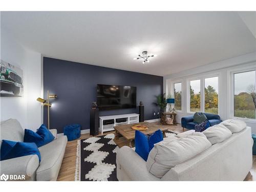 42 Wood Crescent, Essa, ON - Indoor Photo Showing Living Room