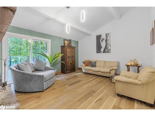 17 Woodland Crescent, Oro-Medonte, ON - Indoor Photo Showing Living Room