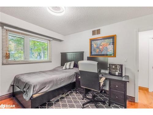 17 Woodland Crescent, Oro-Medonte, ON - Indoor Photo Showing Bedroom