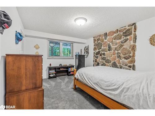 17 Woodland Crescent, Oro-Medonte, ON - Indoor Photo Showing Bedroom