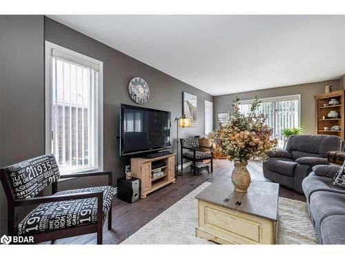 114 Chieftain Crescent, Barrie, ON - Indoor Photo Showing Living Room