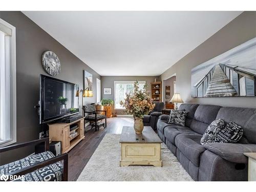 114 Chieftain Crescent, Barrie, ON - Indoor Photo Showing Living Room