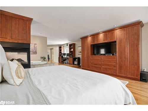 19 Grand Forest Drive, Barrie, ON - Indoor Photo Showing Bedroom