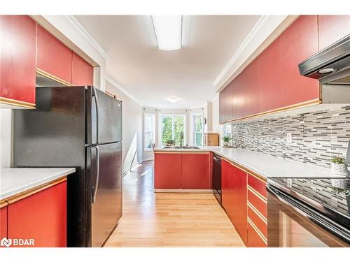 12 Moore Place, Barrie, ON - Indoor Photo Showing Kitchen