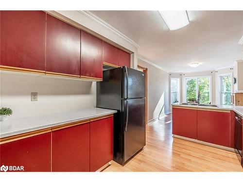 12 Moore Place, Barrie, ON - Indoor Photo Showing Kitchen