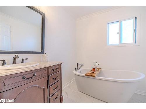 12 Moore Place, Barrie, ON - Indoor Photo Showing Bathroom