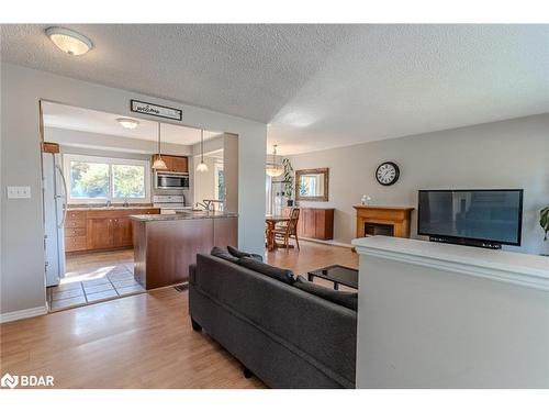 605 Big Bay Point Road, Barrie, ON - Indoor Photo Showing Living Room