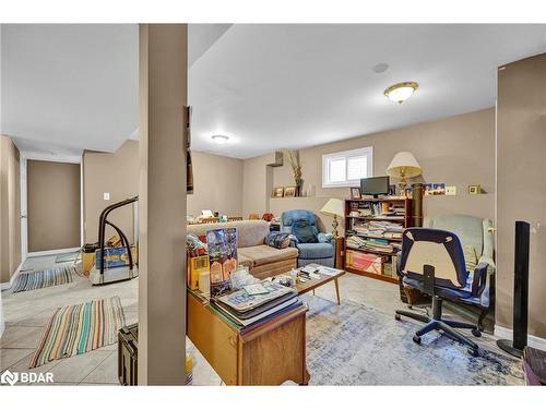 109 Athabaska Road, Barrie, ON - Indoor Photo Showing Living Room