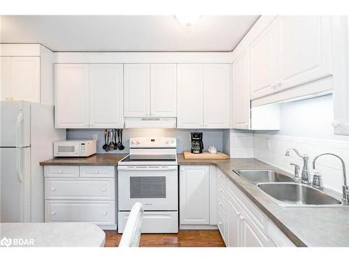 79-28 Donald Street, Barrie, ON - Indoor Photo Showing Kitchen With Double Sink