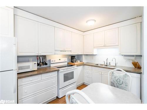 79-28 Donald Street, Barrie, ON - Indoor Photo Showing Kitchen With Double Sink